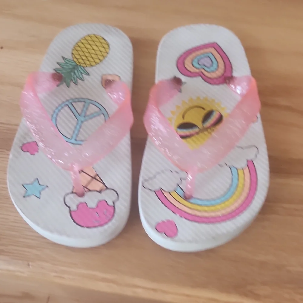 The Childrens Place Kids Glittery Pink Flip Flops Size 7/8 - Picture 5 of 9